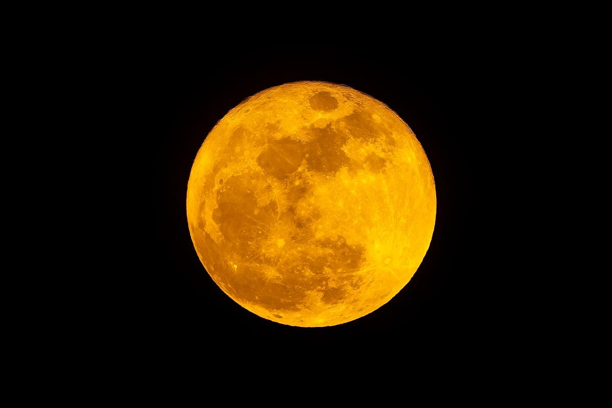 Rare blue supermoon mesmerises sky gazers in Singapore | The Straits Times