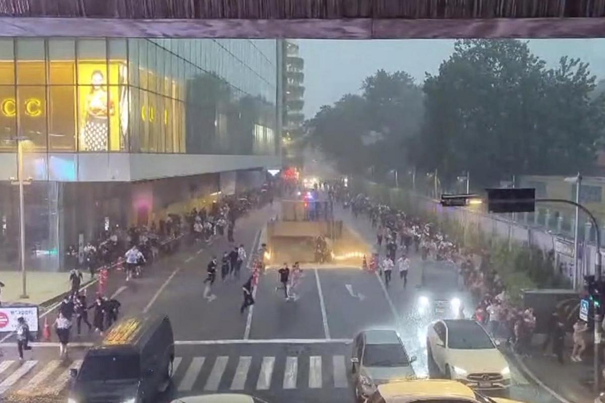 In Pictures: Chaos After Gunshots Fired At Bangkok’s Siam Paragon Mall ...